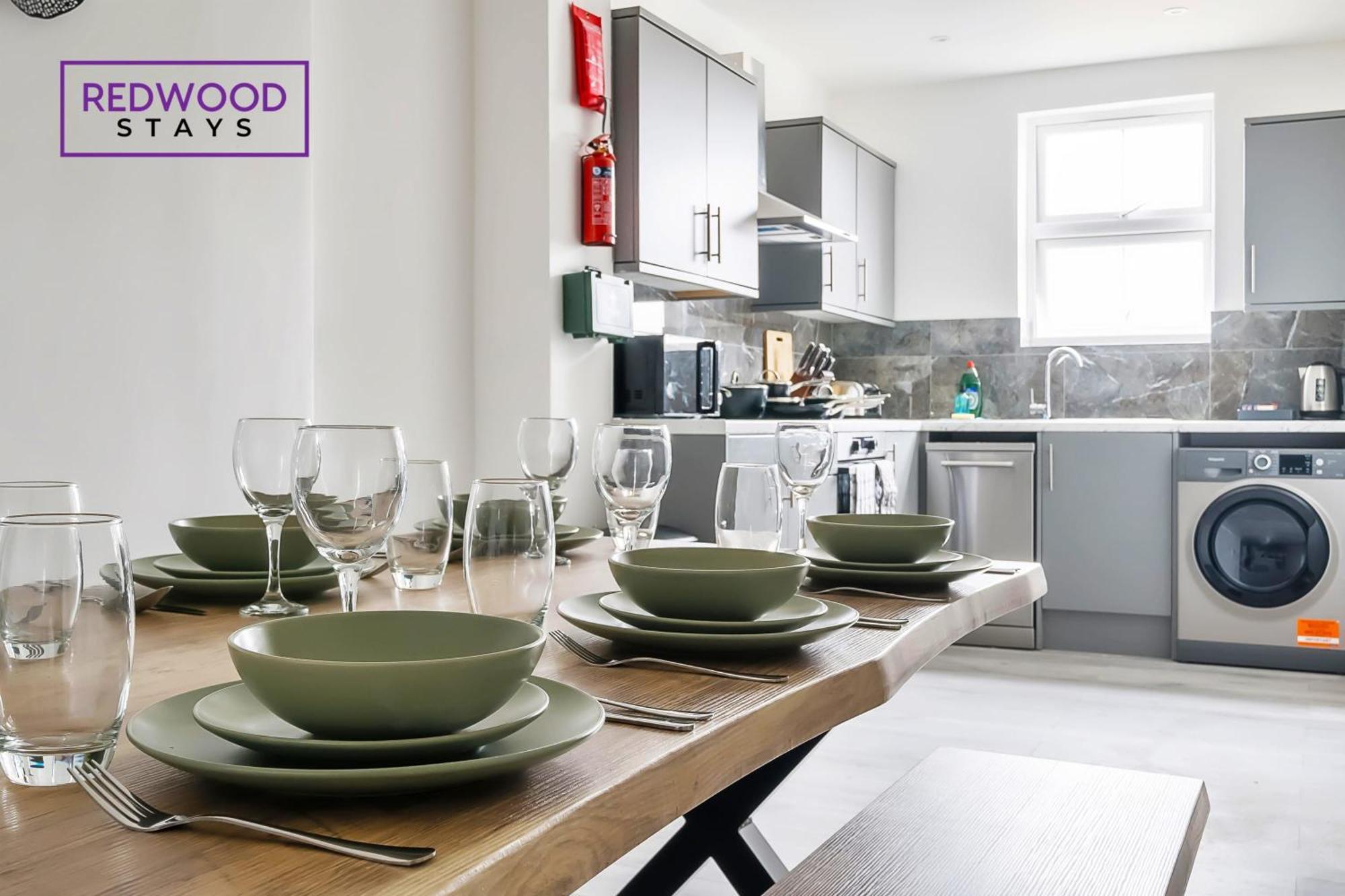 Brand New, 2 Bed 1 Bath, Modern Town Center Apartment, Free Wifi & Netflix By Redwood Stays Aldershot Bagian luar foto