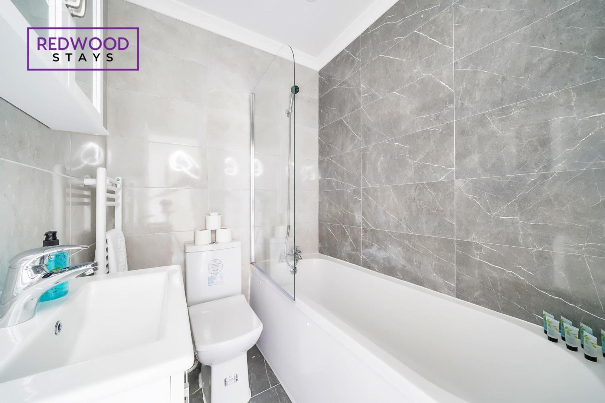 Brand New, 2 Bed 1 Bath, Modern Town Center Apartment, Free Wifi & Netflix By Redwood Stays Aldershot Bagian luar foto
