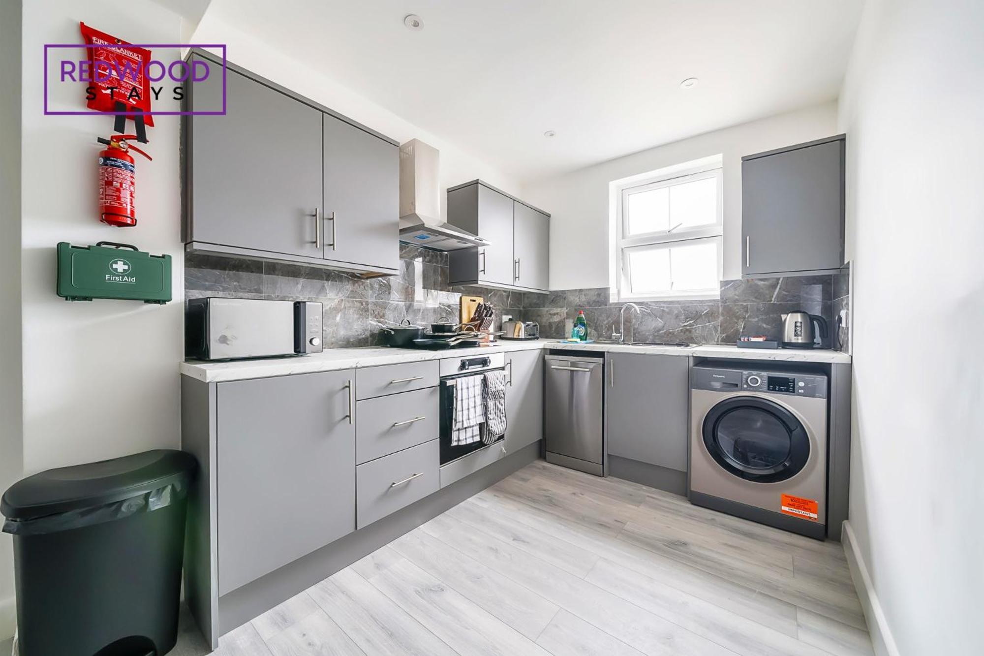 Brand New, 2 Bed 1 Bath, Modern Town Center Apartment, Free Wifi & Netflix By Redwood Stays Aldershot Bagian luar foto